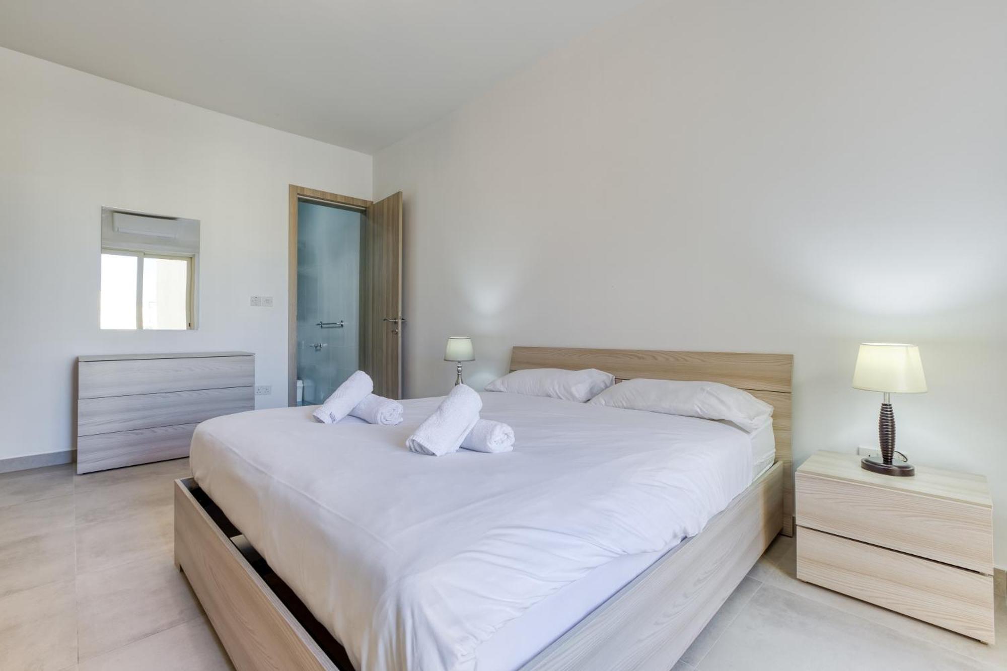 Seafront Sliema Apartment With Balcony & Sea Views By Jl Luaran gambar