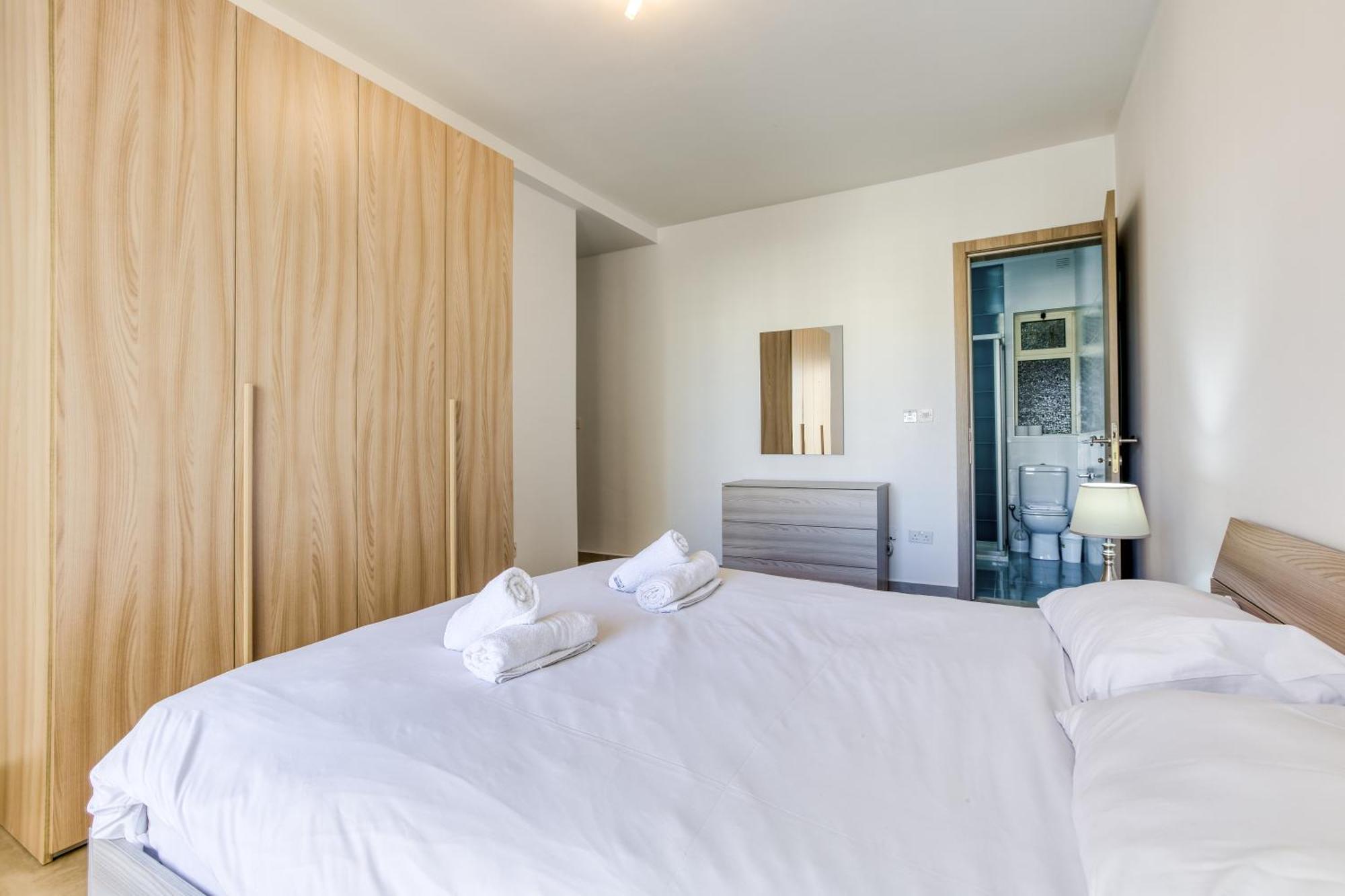 Seafront Sliema Apartment With Balcony & Sea Views By Jl Luaran gambar