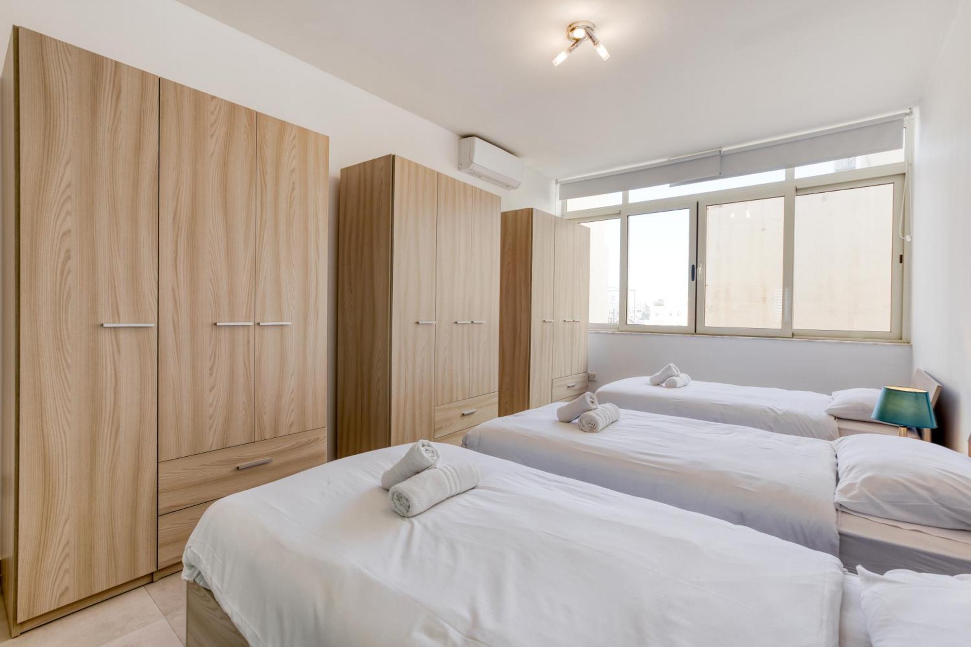 Seafront Sliema Apartment With Balcony & Sea Views By Jl Luaran gambar