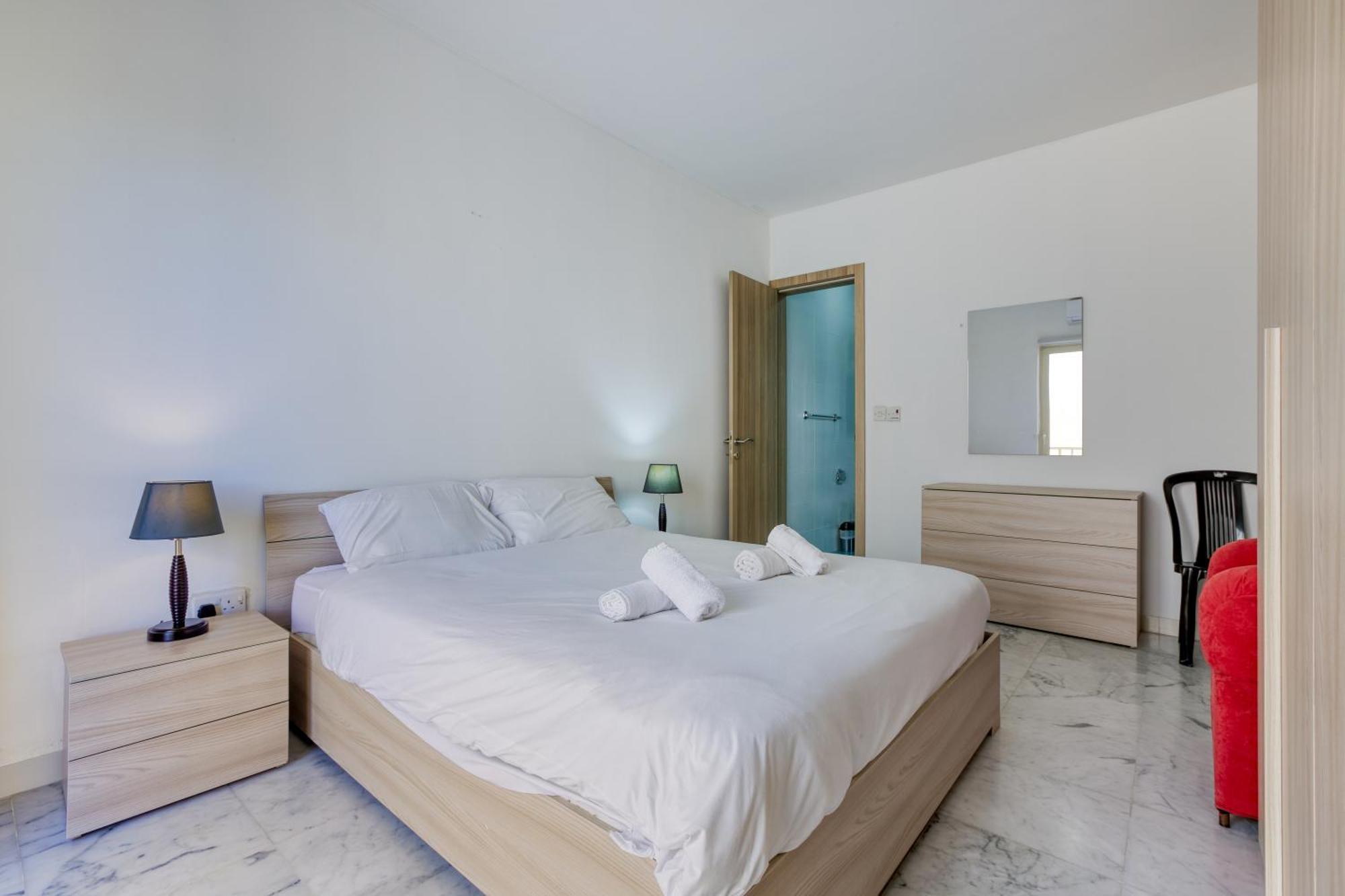 Seafront Sliema Apartment With Balcony & Sea Views By Jl Luaran gambar