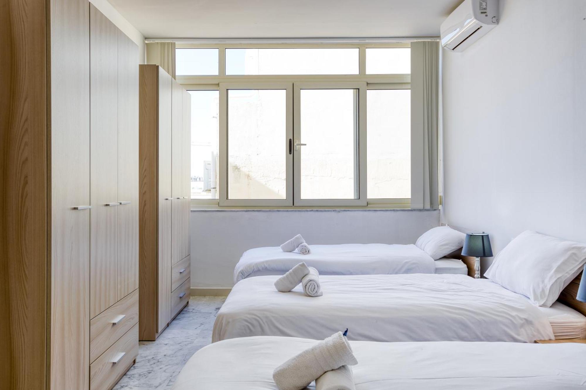 Seafront Sliema Apartment With Balcony & Sea Views By Jl Luaran gambar