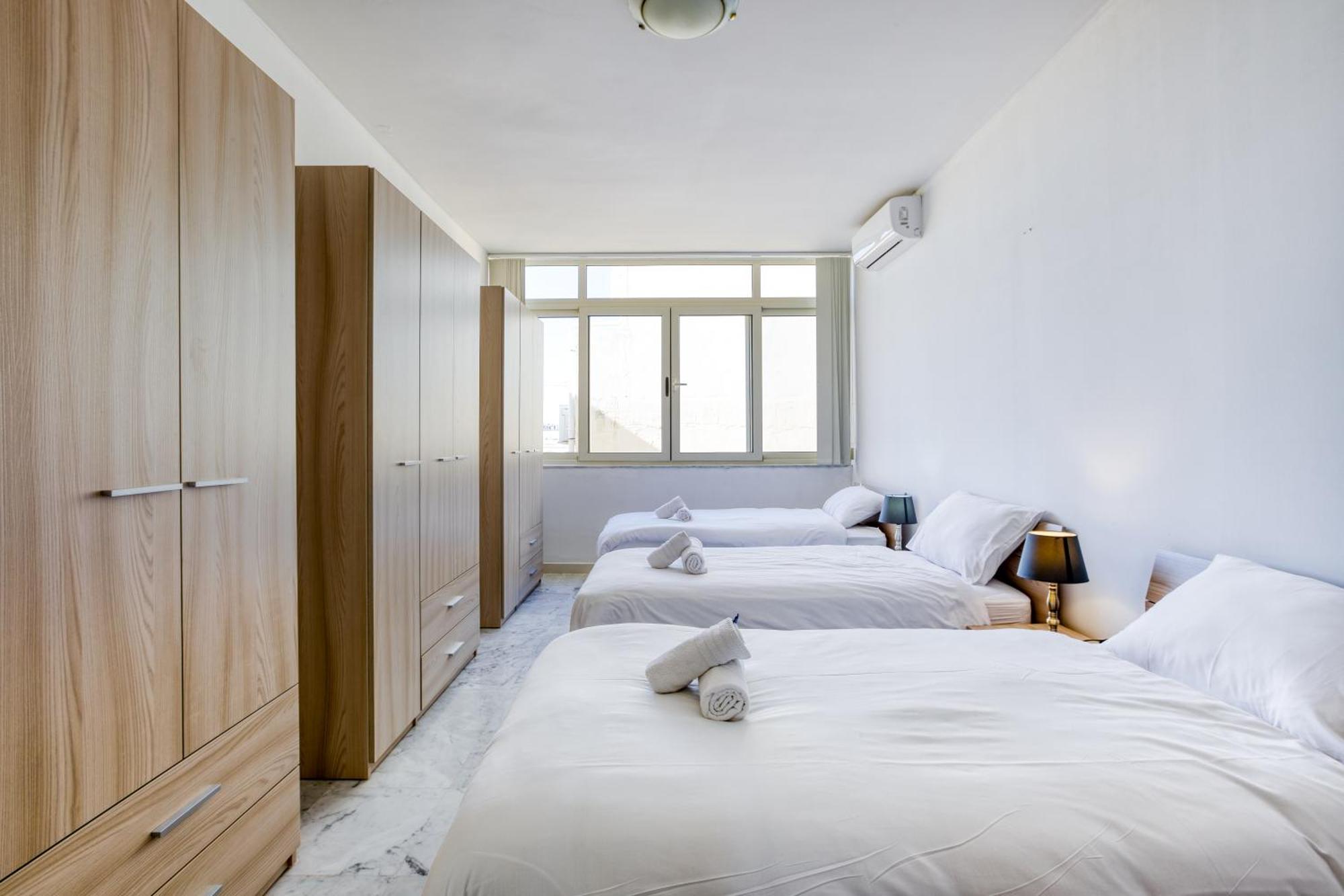 Seafront Sliema Apartment With Balcony & Sea Views By Jl Luaran gambar