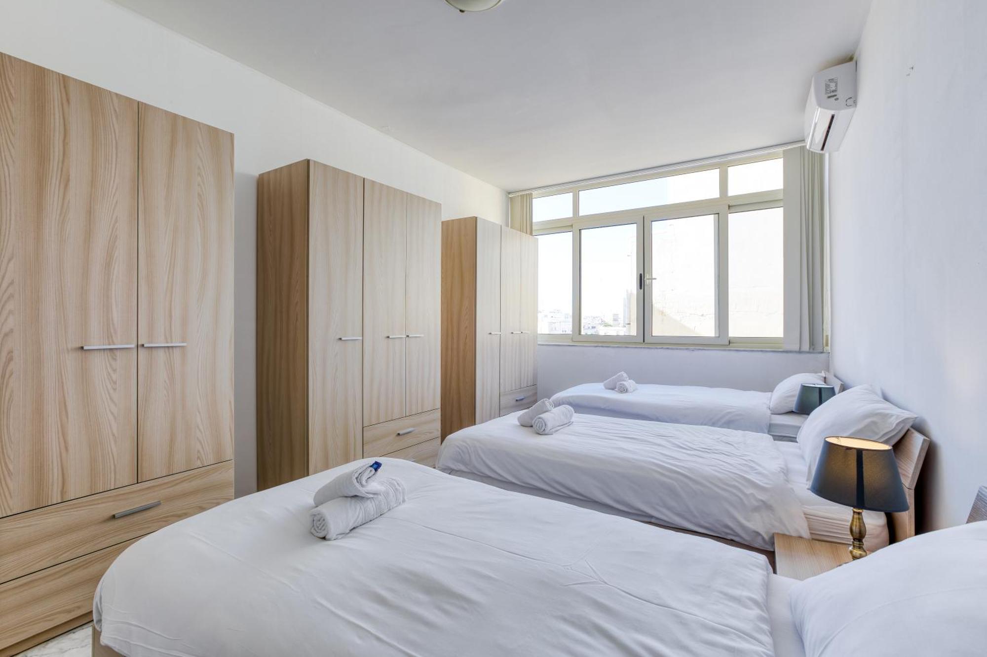 Seafront Sliema Apartment With Balcony & Sea Views By Jl Luaran gambar