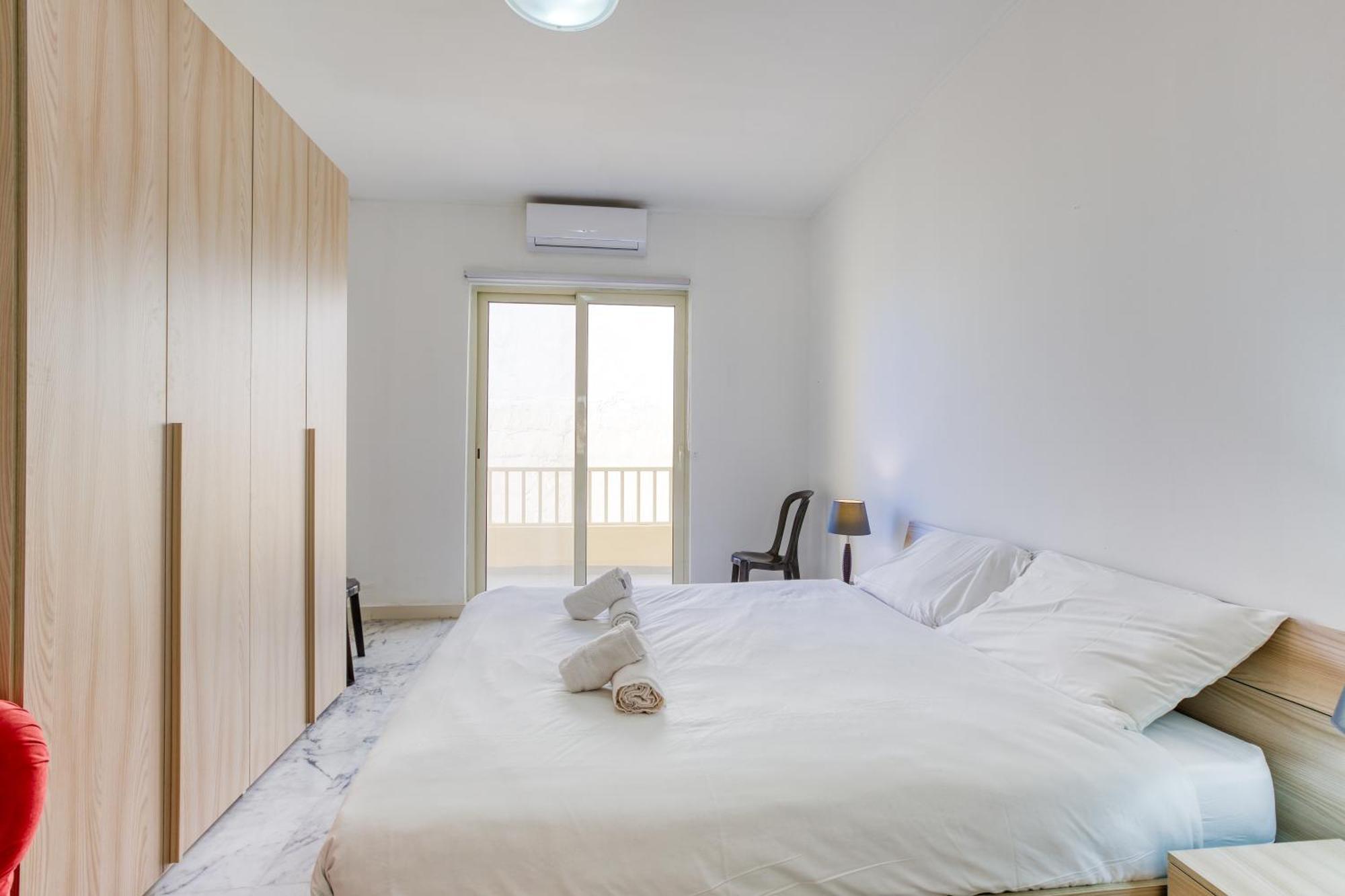 Seafront Sliema Apartment With Balcony & Sea Views By Jl Luaran gambar