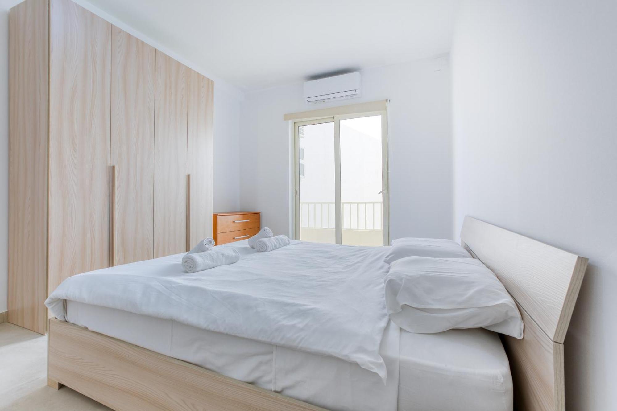 Seafront Sliema Apartment With Balcony & Sea Views By Jl Luaran gambar