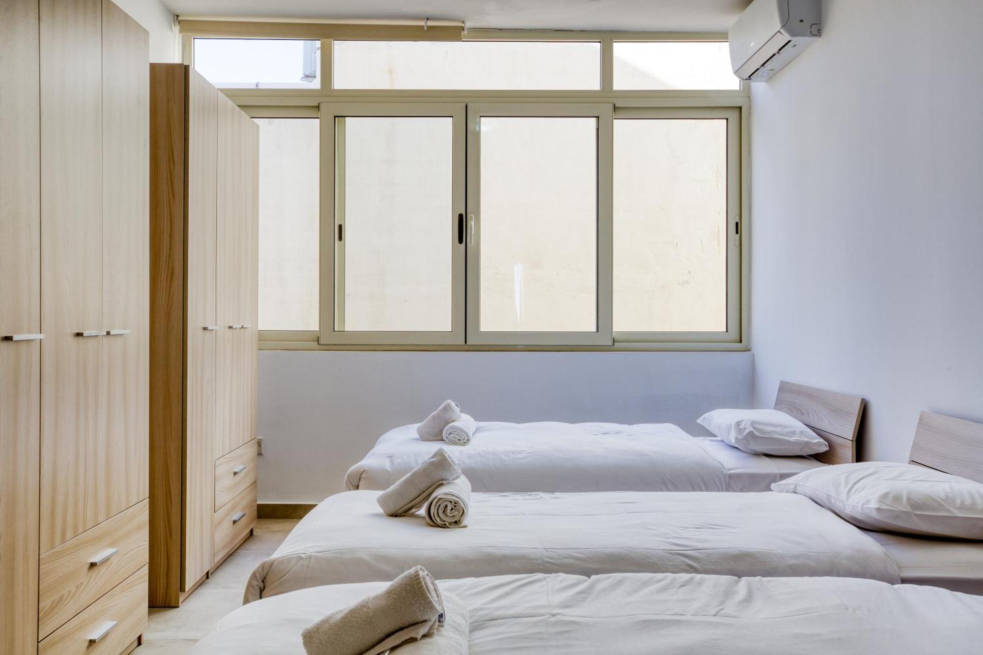 Seafront Sliema Apartment With Balcony & Sea Views By Jl Luaran gambar