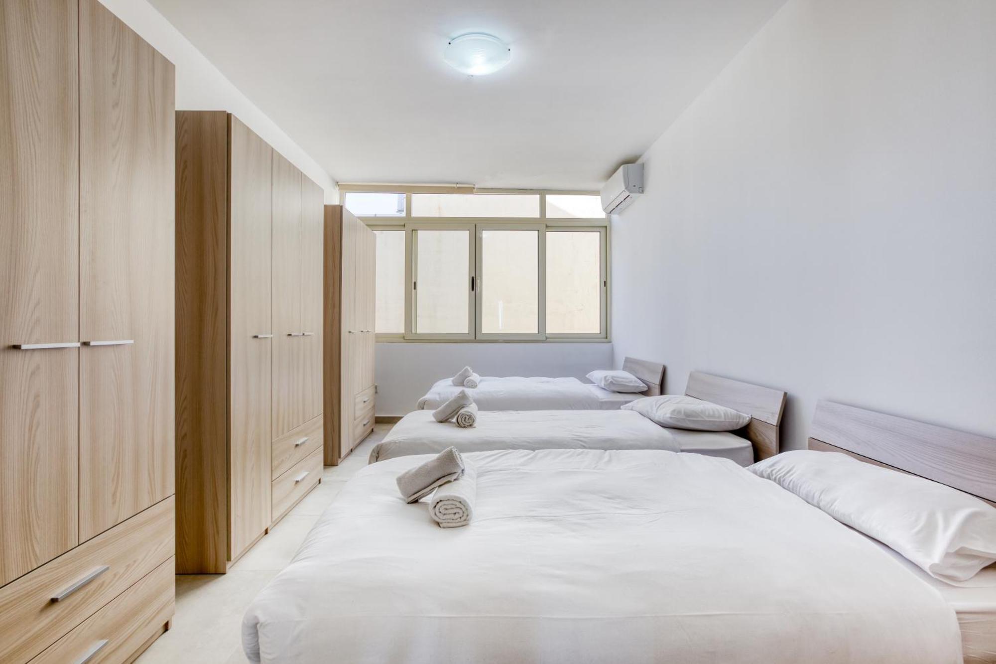 Seafront Sliema Apartment With Balcony & Sea Views By Jl Luaran gambar